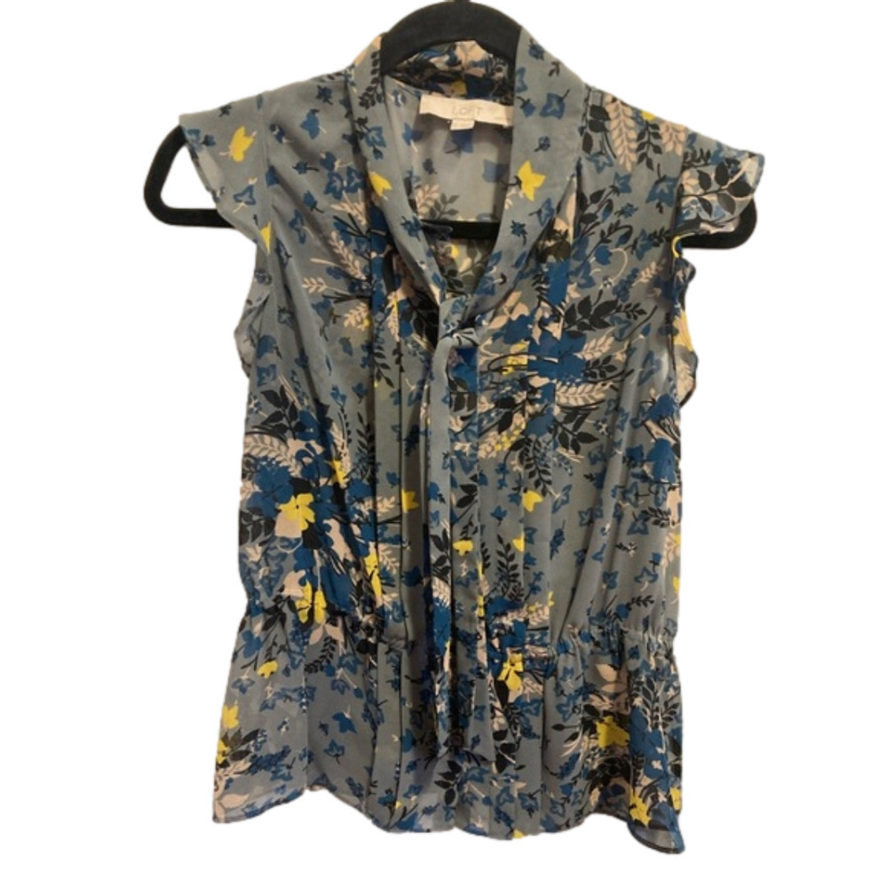 𝅺ANN Taylor Loft petites grey/blue flower patterned blouse.